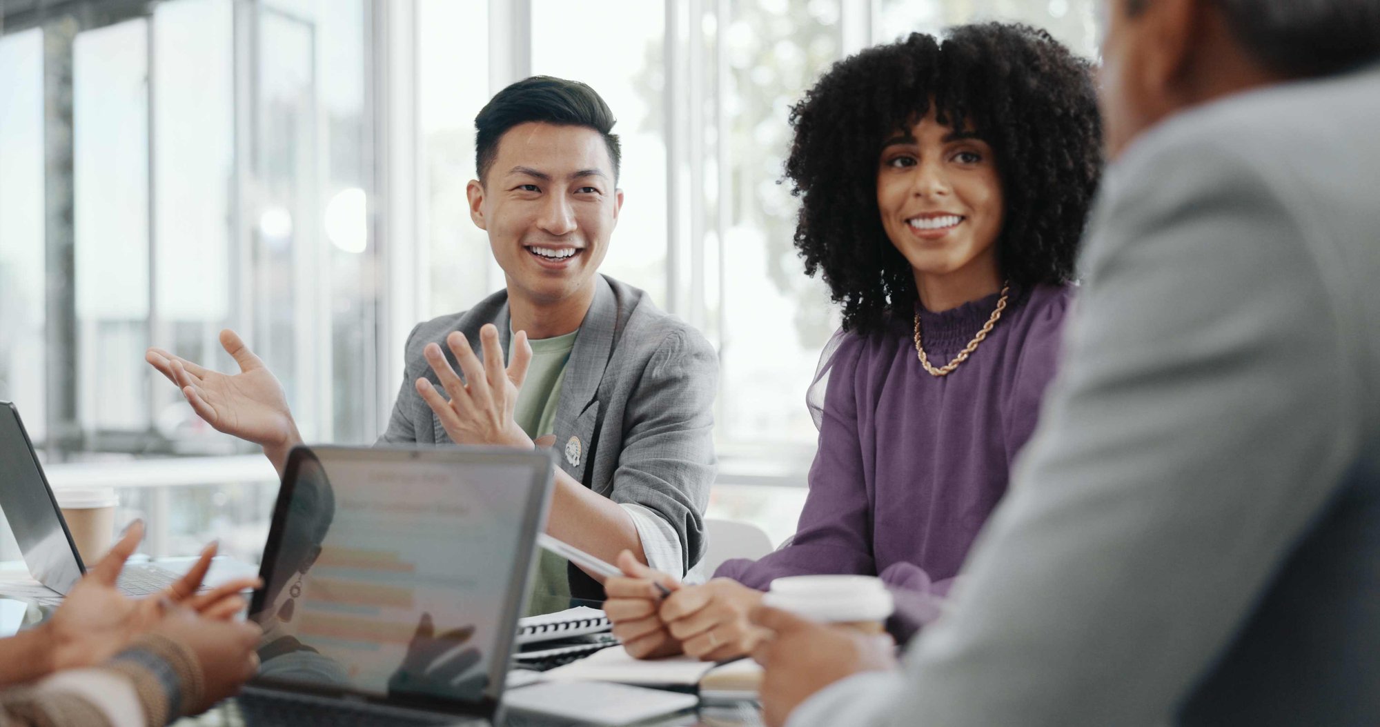 Team-collaborating-on-how-to-use-artificial-intelligence-in-their-business